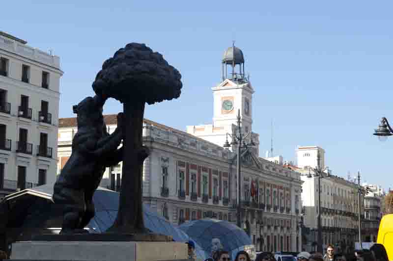 17 - Madrid - Puerta del Sol - escultura del Oso y el Madrono